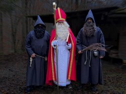 Samichlaus mit zwei Schmutzli